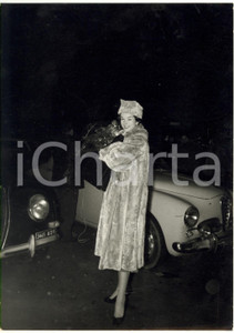 1960 ca SAINT VINCENT (AO) - Dawn ADDAMS al Gala di Capodanno - Ritratto *Foto  Fotografia d'epoca con didascalia al verso.  CONDIZIONI: G FORMATO: 13x18 cm     originale e autentica 1