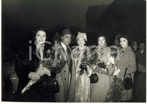 1960 ca SAINT VINCENT Gala Capodanno - Dawn ADDAMS con marito Vittorio MASSIMO  Fotografia d'epoca con didascalia al verso.  CONDIZIONI: G (lievi aloni) FORMATO: 18x13 cm     originale e autentica 1