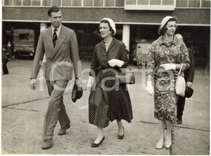 1957 LONDON - DUKE EDWARD with DUCHESS MARINA and PRINCESS ALEXANDRA of Kent  Fotografia d'epoca con didascalia al verso.  CONDIZIONI: FAIR (lievi ondulature; piccoli aloni e difetti di stampa) FORMATO: 20x15 cm     originale e autentica 1