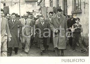 1954 NAPOLI Giuseppe ROMITA visita rioni popolari con il sindaco Achille LAURO