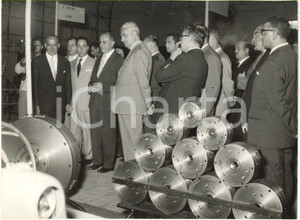 1958 MILANO FIERA - Giorgio BO visita Esposizione della macchina utensile (1)  Fotografia d'epoca con didascalia coeva al verso.   CONDIZIONI: G (minimi aloni) FORMATO: 18x13 cm      originale e autentica 1