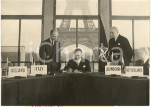 1955 ca PARIS Palais de Chaillot - Ministro Gaetano MARTINO firma accordo NATO 