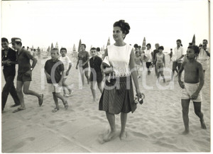 1962 VIAREGGIO - MINA passeggia sulla spiaggia seguita dai fan *Foto 18x13 cm