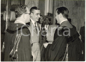 1958 MILANO Processo Banda di VIA OSOPPO - Paolo ZAMPARELLI Capo Squadra Mobile   Fotografia d'epoca con didascalia coeva al verso.   CONDIZIONI: G (leggera sovraimpressione della didascalia) FORMATO: 18x13 cm     originale e autentica 1