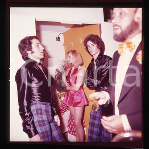 1970ca SPETTACOLO ITALIA Raffaella CARRA' e Ballerini 4 NEGATIVO ORIGINALE Pellicola positiva a colori.  E' SEVERAMENTE VIETATA LA RIPRODUZIONE.TUTTI I DIRITTI SONO RISERVATI.ICharta mette in vendita, sul negozio eBay e in esclusiva sul sito "icharta" il proprio archivio composto da numerose diapositive e negativi fotografici d'epoca, tutti originali e autentici.Si tratta di uno sguardo inedito sull'attualità, la politica, la vita quotidiana, il gossip e la cultura, che fotografa il cambiamento della nazione (e non solo) tra il 1890 ed il 1990 circa. Un'occasione unica per il mercato del collezionismo, che vede finalmente disponibile un archivio eccezionale per vastità, tematiche e condizioni, in un settore (il negativo fotografico e la diapositiva) di assoluta novità e dalle interessanti prospettive di investimento. FAIR/discreto  Formato: cm 6 x 6 originale e autentica 1