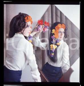 6X6cm NEGATIVO ORIGINALE *1970ca MUSICA ITALIA Giuliana VALCI con Fiori (2)