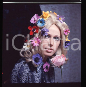 6X6cm NEGATIVO ORIGINALE *1970ca MUSICA ITALIA Giuliana VALCI bionda con Fiori 1