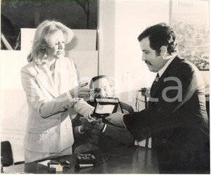 1970 ca ROMA Premio CIAC Attrice Susy ANDERSEN premia pittore Francesco MARZANO