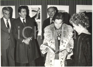 1960 ca ITALIA COSTUME - Palma BUCARELLI e Giovanna PIEMONTI a una mostra d'arte