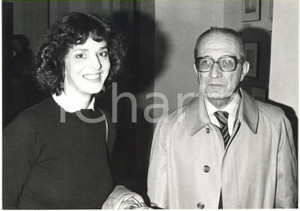 1975 ca ROMA COSTUME Fotografa Cristina GHERGO con sindaco Giulio Carlo ARGAN