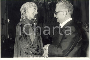 1977 ROMA QUIRINALE - Mariangela MELATO stringe mano a Presidente Giovanni LEONE