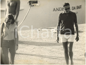 1970 ca ITALIA COSTUME Umberto AGNELLI passeggia sulla banchina del porto *Foto