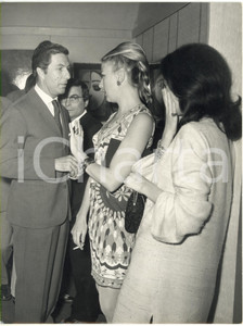1970 ca ITALIA COSTUME - Emanuele NASI discute con Giovanna FERRERO VENTIMIGLIA