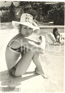 1965 ca ITALIA COSTUME Contessina Giovanna AGUSTA a bordo piscina - Ritratto