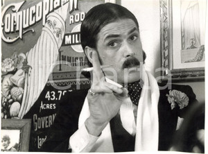 1976 CINEMA "Folies bourgeoises" - Tomas MILIAN in una scena del film - Ritratto