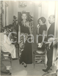 1970 ca ROMA - MODA Paola PUNTURIERI durante una sfilata - Ritratto (2) Foto  Fotografia d'epoca con didascalia al verso.  CONDIZIONI: G (lievi macchie e difetti di stampa) FORMATO: 18x24 cm      originale e autentica 1