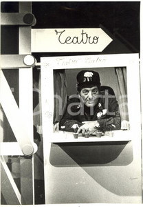1970 ca ITALIA TEATRO Giampiero ALBERTINI nello scketch "Il tecnico" Foto