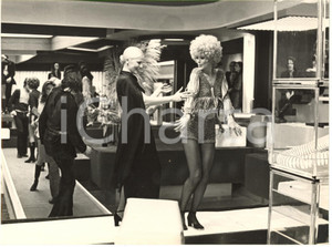 Fotografia d epoca originale 1970 ca ITALIA COSTUME  Virna LISI balla con Minnie MINOPRIO Foto 24x18 1