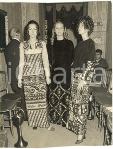 Fotografia d epoca originale 1970 ca ITALIA COSTUME  Paola PUNTURIERI a una serata Fotografia 20x26 cm 1