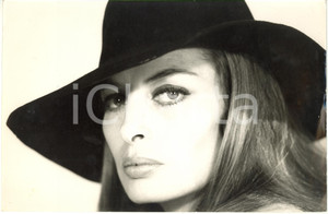 1965 ca CINEMA - CAPUCINE Germaine Hélène Irène LEFEBVRE - Ritratto con cappello