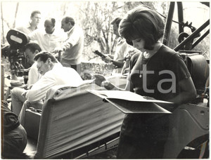 1965 CINEMA "Signore & signori" - Virna LISI ripassa il copione nel backstage