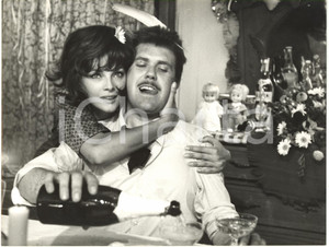 1965 CINEMA - Virna LISI e Gastone MOSCHIN in una scena di "Signore & signori"