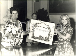 Fotografia d epoca originale 1977 ROMA CAMPIDOGLIO  Attrice Rossella COMO riceve PREMIO SIMPATIA Foto 24x18 1