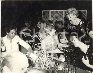 1970 ca ITALIA COSTUME - Elena MASSARO e la contessa Giovanna AGUSTA a una cena 