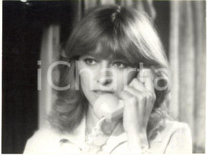 Fotografia d epoca originale 1977 CINEMA Nathalie DELON in una scena del film I gabbiani volano basso Foto 1