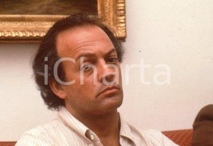 35mm vintage slide* 1985ca RAI Alberto NEGRIN ritratto (13) Diapositiva d'epoca, in formato 35 mm. CONDIZIONI: GOOD Tutti i diritti riservati E' severamente vietata la riproduzione.  ICharta mette in vendita, sul negozio eBay e in esclusiva sul sito "icharta" il proprio archivio composto da numerose diapositive e negativi fotografici d'epoca, tutti originali e autentici, che attraversano la storia del costume italiano tra gli la fine degli anni Sessanta e Novanta.Si tratta di uno sguardo inedito sull'attualit&agrave;, la politica, la vita quotidiana, il gossip e la cultura, che fotografa il cambiamento della nazione in quest'ultimo scorcio del XX secolo. Un'occasione unica per il mercato del collezionismo, che vede finalmente disponibile un archivio eccezionale per vastit&agrave;, tematiche e condizioni, in un settore (il negativo fotografico e la diapositiva) di assoluta novit&agrave; e dalle interessanti prospettive di investimento.  CONDIZIONI:GOOD/buono originale e autentica 1