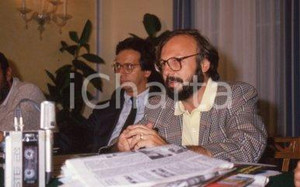 35mm vintage slide* 1995ca PDS Gianni BORGNA Walter VETRONI (2) Diapositiva d'epoca, in formato 35 mm. CONDIZIONI: GOOD Tutti i diritti riservati E' severamente vietata la riproduzione.  ICharta mette in vendita, sul negozio eBay e in esclusiva sul sito "icharta" il proprio archivio composto da numerose diapositive e negativi fotografici d'epoca, tutti originali e autentici, che attraversano la storia del costume italiano tra gli la fine degli anni Sessanta e Novanta.Si tratta di uno sguardo inedito sull'attualit&agrave;, la politica, la vita quotidiana, il gossip e la cultura, che fotografa il cambiamento della nazione in quest'ultimo scorcio del XX secolo. Un'occasione unica per il mercato del collezionismo, che vede finalmente disponibile un archivio eccezionale per vastit&agrave;, tematiche e condizioni, in un settore (il negativo fotografico e la diapositiva) di assoluta novit&agrave; e dalle interessanti prospettive di investimento.  CONDIZIONI:GOOD/buono originale e autentica 1