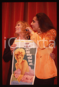 35mm vintage slide* 1991 MILANO Kim NOVAK e Lara SAINT PAUL (1) Nella diapositiva compare la locandina del film Schiavo D'amoreDiapositiva d'epoca, in formato 35 mm. CONDIZIONI: GOODE' severamente vietata la riproduzione. Tutti i diritti sono riservati. ICharta mette in vendita, sul negozio eBay e in esclusiva sul sito "icharta" il proprio archivio composto da numerose diapositive e negativi fotografici d'epoca, tutti originali e autentici, che attraversano la storia del costume italiano tra gli la fine degli anni Sessanta e Novanta.Si tratta di uno sguardo inedito sull'attualit&agrave;, la politica, la vita quotidiana, il gossip e la cultura, che fotografa il cambiamento della nazione in quest'ultimo scorcio del XX secolo. Un'occasione unica per il mercato del collezionismo, che vede finalmente disponibile un archivio eccezionale per vastit&agrave;, tematiche e condizioni, in un settore (il negativo fotografico e la diapositiva) di assoluta novit&agrave; e dalle interessanti prospettive di investimento.  originale e autentica 1