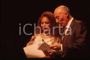 35mm vintage slide* 1990 MILANO Gianfranco DE LAURENTIIS al Galà  ITALIA '90  (1 La manifestazione si &egrave; tenuta presso il Palatrussardi.Nella diapositiva &egrave; inoltre presente Lara Saint PaulDiapositiva d'epoca, in formato 35 mm. CONDIZIONI: GOODE' severamente vietata la riproduzione. Tutti i diritti sono riservati. ICharta mette in vendita, sul negozio eBay e in esclusiva sul sito "icharta" il proprio archivio composto da numerose diapositive e negativi fotografici d'epoca, tutti originali e autentici, che attraversano la storia del costume italiano tra gli la fine degli anni Sessanta e Novanta.Si tratta di uno sguardo inedito sull'attualit&agrave;, la politica, la vita quotidiana, il gossip e la cultura, che fotografa il cambiamento della nazione in quest'ultimo scorcio del XX secolo. Un'occasione unica per il mercato del collezionismo, che vede finalmente disponibile un archivio eccezionale per vastit&agrave;, tematiche e condizioni, in un settore (il negativo fotografico e la diapositiva) di assoluta novit&agrave; e dalle interessanti prospettive di investimento.  originale e autentica 1