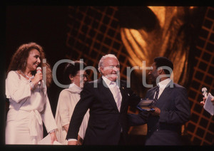 35mm vintage slide* 1990 MILANO PELE' Sepp BLATTER Galà  ITALIA '90 CALCIO (1) La manifestazione si &egrave; tenuta presso il PalatrussardiDiapositiva d'epoca, in formato 35 mm. CONDIZIONI: GOODE' severamente vietata la riproduzione. Tutti i diritti sono riservati. ICharta mette in vendita, sul negozio eBay e in esclusiva sul sito "icharta" il proprio archivio composto da numerose diapositive e negativi fotografici d'epoca, tutti originali e autentici, che attraversano la storia del costume italiano tra gli la fine degli anni Sessanta e Novanta.Si tratta di uno sguardo inedito sull'attualit&agrave;, la politica, la vita quotidiana, il gossip e la cultura, che fotografa il cambiamento della nazione in quest'ultimo scorcio del XX secolo. Un'occasione unica per il mercato del collezionismo, che vede finalmente disponibile un archivio eccezionale per vastit&agrave;, tematiche e condizioni, in un settore (il negativo fotografico e la diapositiva) di assoluta novit&agrave; e dalle interessanti prospettive di investimento.  originale e autentica 1