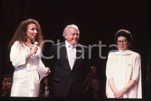 35mm vintage slide* 1990 MILANO Lara SAINT PAUL presenta GaLà  ITALIA '90 (2) La manifestazione si &egrave; tenuta presso il PalatrussardiDiapositiva d'epoca, in formato 35 mm. CONDIZIONI: GOODE' severamente vietata la riproduzione. Tutti i diritti sono riservati. ICharta mette in vendita, sul negozio eBay e in esclusiva sul sito "icharta" il proprio archivio composto da numerose diapositive e negativi fotografici d'epoca, tutti originali e autentici, che attraversano la storia del costume italiano tra gli la fine degli anni Sessanta e Novanta.Si tratta di uno sguardo inedito sull'attualit&agrave;, la politica, la vita quotidiana, il gossip e la cultura, che fotografa il cambiamento della nazione in quest'ultimo scorcio del XX secolo. Un'occasione unica per il mercato del collezionismo, che vede finalmente disponibile un archivio eccezionale per vastit&agrave;, tematiche e condizioni, in un settore (il negativo fotografico e la diapositiva) di assoluta novit&agrave; e dalle interessanti prospettive di investimento.  originale e autentica 1