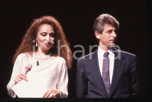 35mm vintage slide* 1990 MILANO Gianni RIVERA al Gala ITALIA '90 (1) La manifestazione si &egrave; tenuta presso il Palatrussardi Nella diapositiva &egrave; inoltre presente Lara Saint Paul Diapositiva d'epoca, in formato 35 mm. CONDIZIONI: GOODE' severamente vietata la riproduzione. Tutti i diritti sono riservati. ICharta mette in vendita, sul negozio eBay e in esclusiva sul sito "icharta" il proprio archivio composto da numerose diapositive e negativi fotografici d'epoca, tutti originali e autentici, che attraversano la storia del costume italiano tra gli la fine degli anni Sessanta e Novanta.Si tratta di uno sguardo inedito sull'attualit&agrave;, la politica, la vita quotidiana, il gossip e la cultura, che fotografa il cambiamento della nazione in quest'ultimo scorcio del XX secolo. Un'occasione unica per il mercato del collezionismo, che vede finalmente disponibile un archivio eccezionale per vastit&agrave;, tematiche e condizioni, in un settore (il negativo fotografico e la diapositiva) di assoluta novit&agrave; e dalle interessanti prospettive di investimento.  originale e autentica 1