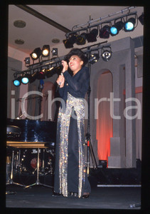 35mm vintage slide* 1990ca CAMPIONE D'ITALIA Lara Saint PAUL in concerto (6) L'evento si &egrave; tenuto presso il Palazzo del Casin&ograve;Diapositiva d'epoca, in formato 35 mm. CONDIZIONI: GOODE' severamente vietata la riproduzione. Tutti i diritti sono riservati. ICharta mette in vendita, sul negozio eBay e in esclusiva sul sito "icharta" il proprio archivio composto da numerose diapositive e negativi fotografici d'epoca, tutti originali e autentici, che attraversano la storia del costume italiano tra gli la fine degli anni Sessanta e Novanta.Si tratta di uno sguardo inedito sull'attualit&agrave;, la politica, la vita quotidiana, il gossip e la cultura, che fotografa il cambiamento della nazione in quest'ultimo scorcio del XX secolo. Un'occasione unica per il mercato del collezionismo, che vede finalmente disponibile un archivio eccezionale per vastit&agrave;, tematiche e condizioni, in un settore (il negativo fotografico e la diapositiva) di assoluta novit&agrave; e dalle interessanti prospettive di investimento.  originale e autentica 1