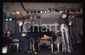 35mm vintage slide* 1990ca CAMPIONE D'ITALIA Lara Saint PAUL in concerto (10) L'evento si &egrave; tenuto presso il Palazzo del Casin&ograve;Diapositiva d'epoca, in formato 35 mm. CONDIZIONI: GOODE' severamente vietata la riproduzione. Tutti i diritti sono riservati. ICharta mette in vendita, sul negozio eBay e in esclusiva sul sito "icharta" il proprio archivio composto da numerose diapositive e negativi fotografici d'epoca, tutti originali e autentici, che attraversano la storia del costume italiano tra gli la fine degli anni Sessanta e Novanta.Si tratta di uno sguardo inedito sull'attualit&agrave;, la politica, la vita quotidiana, il gossip e la cultura, che fotografa il cambiamento della nazione in quest'ultimo scorcio del XX secolo. Un'occasione unica per il mercato del collezionismo, che vede finalmente disponibile un archivio eccezionale per vastit&agrave;, tematiche e condizioni, in un settore (il negativo fotografico e la diapositiva) di assoluta novit&agrave; e dalle interessanti prospettive di investimento.  originale e autentica 1