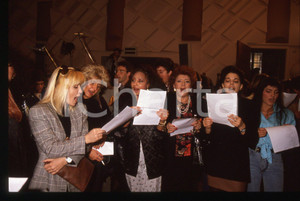 35mm vintage slide* 1990ca MUSICA Lara SAINT PAUL Nilla PIZZI Aida COOPER (1) Diapositiva d'epoca, in formato 35 mm. CONDIZIONI: GOODE' severamente vietata la riproduzione. Tutti i diritti sono riservati. ICharta mette in vendita, sul negozio eBay e in esclusiva sul sito "icharta" il proprio archivio composto da numerose diapositive e negativi fotografici d'epoca, tutti originali e autentici, che attraversano la storia del costume italiano tra gli la fine degli anni Sessanta e Novanta.Si tratta di uno sguardo inedito sull'attualit&agrave;, la politica, la vita quotidiana, il gossip e la cultura, che fotografa il cambiamento della nazione in quest'ultimo scorcio del XX secolo. Un'occasione unica per il mercato del collezionismo, che vede finalmente disponibile un archivio eccezionale per vastit&agrave;, tematiche e condizioni, in un settore (il negativo fotografico e la diapositiva) di assoluta novit&agrave; e dalle interessanti prospettive di investimento.  originale e autentica 1