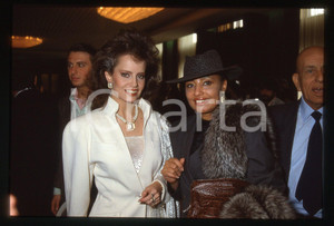 35mm vintage slide* 1990ca COSTUME Lara Saint PAUL con Cecilia BOLOCCO (1) Diapositiva d'epoca, in formato 35 mm. CONDIZIONI: GOODE' severamente vietata la riproduzione. Tutti i diritti sono riservati. ICharta mette in vendita, sul negozio eBay e in esclusiva sul sito "icharta" il proprio archivio composto da numerose diapositive e negativi fotografici d'epoca, tutti originali e autentici, che attraversano la storia del costume italiano tra gli la fine degli anni Sessanta e Novanta.Si tratta di uno sguardo inedito sull'attualit&agrave;, la politica, la vita quotidiana, il gossip e la cultura, che fotografa il cambiamento della nazione in quest'ultimo scorcio del XX secolo. Un'occasione unica per il mercato del collezionismo, che vede finalmente disponibile un archivio eccezionale per vastit&agrave;, tematiche e condizioni, in un settore (il negativo fotografico e la diapositiva) di assoluta novit&agrave; e dalle interessanti prospettive di investimento.  originale e autentica 1