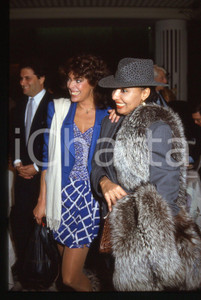 35mm vintage slide* 1990ca COSTUME Lara SAINT PAUL con Nadia CASSINI Diapositiva d'epoca, in formato 35 mm. CONDIZIONI: GOODE' severamente vietata la riproduzione. Tutti i diritti sono riservati. ICharta mette in vendita, sul negozio eBay e in esclusiva sul sito "icharta" il proprio archivio composto da numerose diapositive e negativi fotografici d'epoca, tutti originali e autentici, che attraversano la storia del costume italiano tra gli la fine degli anni Sessanta e Novanta.Si tratta di uno sguardo inedito sull'attualit&agrave;, la politica, la vita quotidiana, il gossip e la cultura, che fotografa il cambiamento della nazione in quest'ultimo scorcio del XX secolo. Un'occasione unica per il mercato del collezionismo, che vede finalmente disponibile un archivio eccezionale per vastit&agrave;, tematiche e condizioni, in un settore (il negativo fotografico e la diapositiva) di assoluta novit&agrave; e dalle interessanti prospettive di investimento.  originale e autentica 1