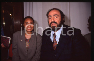 35mm vintage slide* 1990ca MUSICA Luciano PAVAROTTI con Lara SAINT PAUL Diapositiva d'epoca, in formato 35 mm. CONDIZIONI: GOODE' severamente vietata la riproduzione. Tutti i diritti sono riservati. ICharta mette in vendita, sul negozio eBay e in esclusiva sul sito "icharta" il proprio archivio composto da numerose diapositive e negativi fotografici d'epoca, tutti originali e autentici, che attraversano la storia del costume italiano tra gli la fine degli anni Sessanta e Novanta.Si tratta di uno sguardo inedito sull'attualit&agrave;, la politica, la vita quotidiana, il gossip e la cultura, che fotografa il cambiamento della nazione in quest'ultimo scorcio del XX secolo. Un'occasione unica per il mercato del collezionismo, che vede finalmente disponibile un archivio eccezionale per vastit&agrave;, tematiche e condizioni, in un settore (il negativo fotografico e la diapositiva) di assoluta novit&agrave; e dalle interessanti prospettive di investimento.  originale e autentica 1
