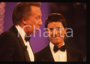 35mm vintage slide* 1989 Mike BONGIORNO DON BACKY C'era una volta il Festival 1 IL programma &egrave; andato in onda su Canale 5Diapositiva d'epoca, in formato 35 mm. CONDIZIONI: GOODE' severamente vietata la riproduzione. Tutti i diritti sono riservati. ICharta mette in vendita, sul negozio eBay e in esclusiva sul sito "icharta" il proprio archivio composto da numerose diapositive e negativi fotografici d'epoca, tutti originali e autentici, che attraversano la storia del costume italiano tra gli la fine degli anni Sessanta e Novanta.Si tratta di uno sguardo inedito sull'attualit&agrave;, la politica, la vita quotidiana, il gossip e la cultura, che fotografa il cambiamento della nazione in quest'ultimo scorcio del XX secolo. Un'occasione unica per il mercato del collezionismo, che vede finalmente disponibile un archivio eccezionale per vastit&agrave;, tematiche e condizioni, in un settore (il negativo fotografico e la diapositiva) di assoluta novit&agrave; e dalle interessanti prospettive di investimento.  originale e autentica 1