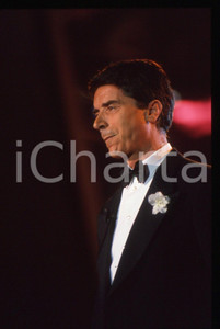 35mm vintage slide* 1989 CANALE 5 Don BACKY a C'era una volta il Festival (5) Diapositiva d'epoca, in formato 35 mm. CONDIZIONI: GOODE' severamente vietata la riproduzione. Tutti i diritti sono riservati. ICharta mette in vendita, sul negozio eBay e in esclusiva sul sito "icharta" il proprio archivio composto da numerose diapositive e negativi fotografici d'epoca, tutti originali e autentici, che attraversano la storia del costume italiano tra gli la fine degli anni Sessanta e Novanta.Si tratta di uno sguardo inedito sull'attualit&agrave;, la politica, la vita quotidiana, il gossip e la cultura, che fotografa il cambiamento della nazione in quest'ultimo scorcio del XX secolo. Un'occasione unica per il mercato del collezionismo, che vede finalmente disponibile un archivio eccezionale per vastit&agrave;, tematiche e condizioni, in un settore (il negativo fotografico e la diapositiva) di assoluta novit&agrave; e dalle interessanti prospettive di investimento.  originale e autentica 1
