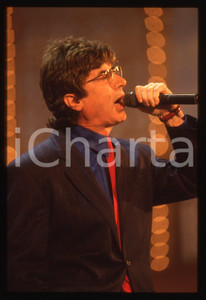 35mm vintage slide* 1990ca MUSICA DON BACKY Ritratto del cantante (4) Diapositiva d'epoca, in formato 35 mm. CONDIZIONI: GOODE' severamente vietata la riproduzione. Tutti i diritti sono riservati. ICharta mette in vendita, sul negozio eBay e in esclusiva sul sito "icharta" il proprio archivio composto da numerose diapositive e negativi fotografici d'epoca, tutti originali e autentici, che attraversano la storia del costume italiano tra gli la fine degli anni Sessanta e Novanta.Si tratta di uno sguardo inedito sull'attualit&agrave;, la politica, la vita quotidiana, il gossip e la cultura, che fotografa il cambiamento della nazione in quest'ultimo scorcio del XX secolo. Un'occasione unica per il mercato del collezionismo, che vede finalmente disponibile un archivio eccezionale per vastit&agrave;, tematiche e condizioni, in un settore (il negativo fotografico e la diapositiva) di assoluta novit&agrave; e dalle interessanti prospettive di investimento.  originale e autentica 1