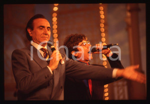 35mm vintage slide* 1990ca TELEVISIONE Pippo BAUDO con DON BACKY (1) Diapositiva d'epoca, in formato 35 mm. CONDIZIONI: GOODE' severamente vietata la riproduzione. Tutti i diritti sono riservati. ICharta mette in vendita, sul negozio eBay e in esclusiva sul sito "icharta" il proprio archivio composto da numerose diapositive e negativi fotografici d'epoca, tutti originali e autentici, che attraversano la storia del costume italiano tra gli la fine degli anni Sessanta e Novanta.Si tratta di uno sguardo inedito sull'attualit&agrave;, la politica, la vita quotidiana, il gossip e la cultura, che fotografa il cambiamento della nazione in quest'ultimo scorcio del XX secolo. Un'occasione unica per il mercato del collezionismo, che vede finalmente disponibile un archivio eccezionale per vastit&agrave;, tematiche e condizioni, in un settore (il negativo fotografico e la diapositiva) di assoluta novit&agrave; e dalle interessanti prospettive di investimento.  originale e autentica 1