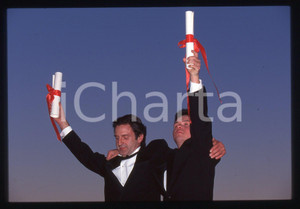 35mm vintage slide* 1996 CANNES Pascal DUQUENNE Daniel AUTEUIL Ritratto (1) La diapositiva &egrave; stata scattata in occasione del Festival del Cinema Diapositiva d'epoca, in formato 35 mm. CONDIZIONI: GOODE' severamente vietata la riproduzione. Tutti i diritti sono riservati. ICharta mette in vendita, sul negozio eBay e in esclusiva sul sito "icharta" il proprio archivio composto da numerose diapositive e negativi fotografici d'epoca, tutti originali e autentici, che attraversano la storia del costume italiano tra gli la fine degli anni Sessanta e Novanta.Si tratta di uno sguardo inedito sull'attualit&agrave;, la politica, la vita quotidiana, il gossip e la cultura, che fotografa il cambiamento della nazione in quest'ultimo scorcio del XX secolo. Un'occasione unica per il mercato del collezionismo, che vede finalmente disponibile un archivio eccezionale per vastit&agrave;, tematiche e condizioni, in un settore (il negativo fotografico e la diapositiva) di assoluta novit&agrave; e dalle interessanti prospettive di investimento.  originale e autentica 1