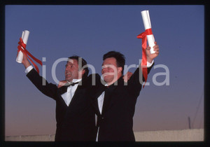 35mm vintage slide* 1996 CANNES Pascal DUQUENNE Daniel AUTEUIL Ritratto (4) La diapositiva &egrave; stata scattata in occasione del Festival del Cinema Diapositiva d'epoca, in formato 35 mm. CONDIZIONI: GOODE' severamente vietata la riproduzione. Tutti i diritti sono riservati. ICharta mette in vendita, sul negozio eBay e in esclusiva sul sito "icharta" il proprio archivio composto da numerose diapositive e negativi fotografici d'epoca, tutti originali e autentici, che attraversano la storia del costume italiano tra gli la fine degli anni Sessanta e Novanta.Si tratta di uno sguardo inedito sull'attualit&agrave;, la politica, la vita quotidiana, il gossip e la cultura, che fotografa il cambiamento della nazione in quest'ultimo scorcio del XX secolo. Un'occasione unica per il mercato del collezionismo, che vede finalmente disponibile un archivio eccezionale per vastit&agrave;, tematiche e condizioni, in un settore (il negativo fotografico e la diapositiva) di assoluta novit&agrave; e dalle interessanti prospettive di investimento.  originale e autentica 1