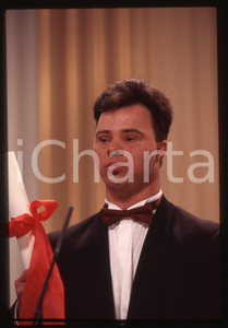 35mm vintage slide* 1996 CANNES Pascal DUQUENNE vince Premio Miglior Attore (4) La diapositiva &egrave; stata scattata in occasione del Festival del CinemaDiapositiva d'epoca, in formato 35 mm. CONDIZIONI: GOODE' severamente vietata la riproduzione. Tutti i diritti sono riservati. ICharta mette in vendita, sul negozio eBay e in esclusiva sul sito "icharta" il proprio archivio composto da numerose diapositive e negativi fotografici d'epoca, tutti originali e autentici, che attraversano la storia del costume italiano tra gli la fine degli anni Sessanta e Novanta.Si tratta di uno sguardo inedito sull'attualit&agrave;, la politica, la vita quotidiana, il gossip e la cultura, che fotografa il cambiamento della nazione in quest'ultimo scorcio del XX secolo. Un'occasione unica per il mercato del collezionismo, che vede finalmente disponibile un archivio eccezionale per vastit&agrave;, tematiche e condizioni, in un settore (il negativo fotografico e la diapositiva) di assoluta novit&agrave; e dalle interessanti prospettive di investimento.  originale e autentica 1