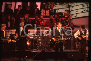 35mm vintage slide* 1994 SANREMO GIOVANI Marco BRUNI Giorgio TERZI dei DECO 2  La diapositiva &egrave; stata scattata al Teatro Ariston. Non &egrave; chiaro il nome dei restanti componenti della bandDiapositiva d'epoca, in formato 35 mm. CONDIZIONI: GOODE' severamente vietata la riproduzione. Tutti i diritti sono riservati. ICharta mette in vendita, sul negozio eBay e in esclusiva sul sito "icharta" il proprio archivio composto da numerose diapositive e negativi fotografici d'epoca, tutti originali e autentici, che attraversano la storia del costume italiano tra gli la fine degli anni Sessanta e Novanta.Si tratta di uno sguardo inedito sull'attualit&agrave;, la politica, la vita quotidiana, il gossip e la cultura, che fotografa il cambiamento della nazione in quest'ultimo scorcio del XX secolo. Un'occasione unica per il mercato del collezionismo, che vede finalmente disponibile un archivio eccezionale per vastit&agrave;, tematiche e condizioni, in un settore (il negativo fotografico e la diapositiva) di assoluta novit&agrave; e dalle interessanti prospettive di investimento.  originale e autentica 1